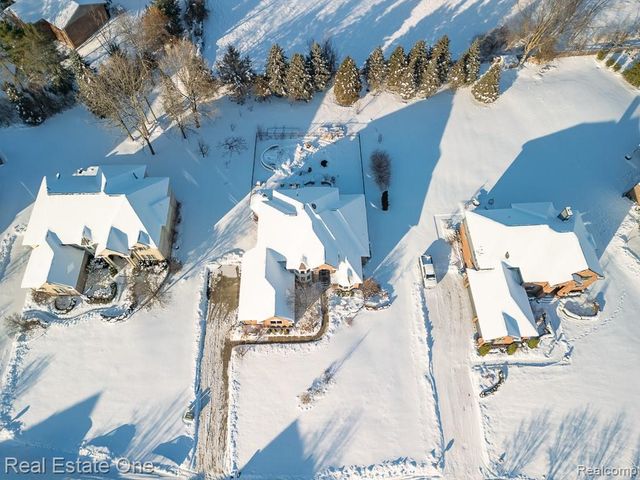 534 Parkland Hills Drive, Rochester, MI 48306