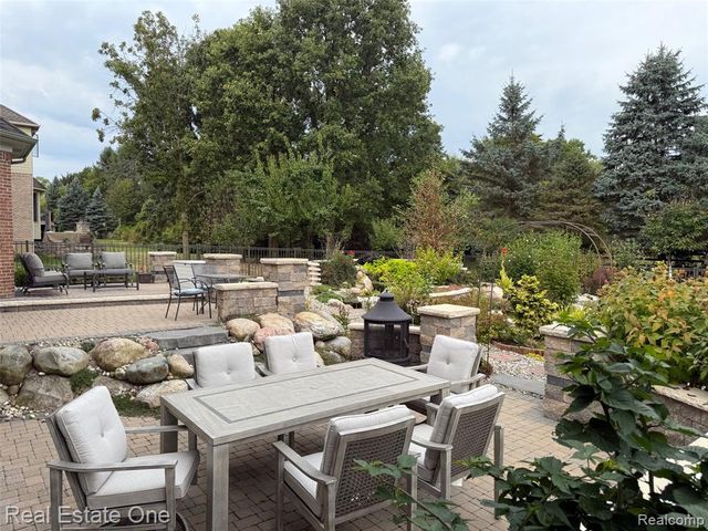 534 Parkland Hills Drive, Rochester, MI 48306