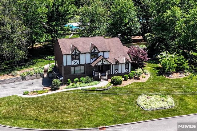 16 Weeden Drive, West Milford, NJ 07480