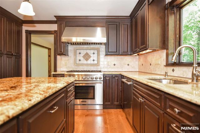 16 Weeden Drive, West Milford, NJ 07480
