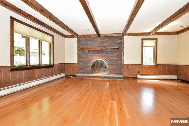 16 Weeden Drive, West Milford, NJ 07480