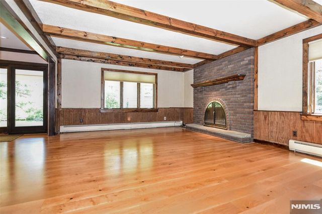 16 Weeden Drive, West Milford, NJ 07480