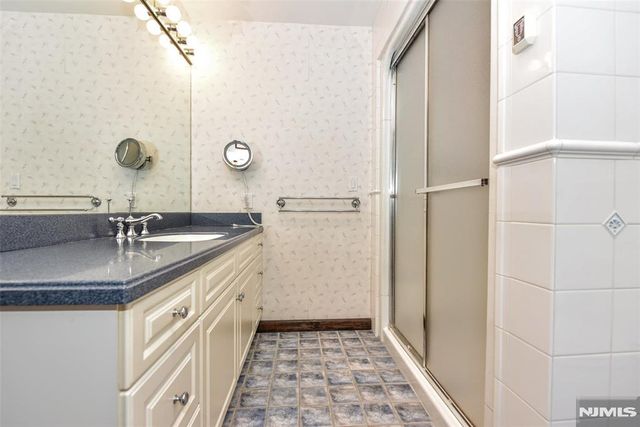 16 Weeden Drive, West Milford, NJ 07480
