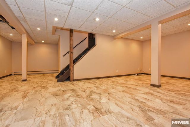 16 Weeden Drive, West Milford, NJ 07480