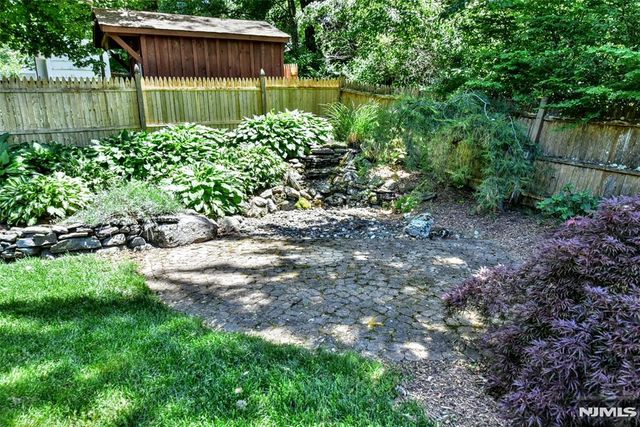 16 Weeden Drive, West Milford, NJ 07480