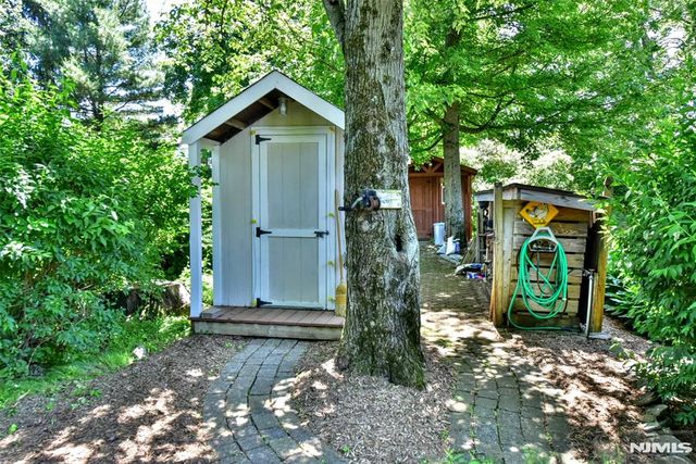 16 Weeden Drive, West Milford, NJ 07480