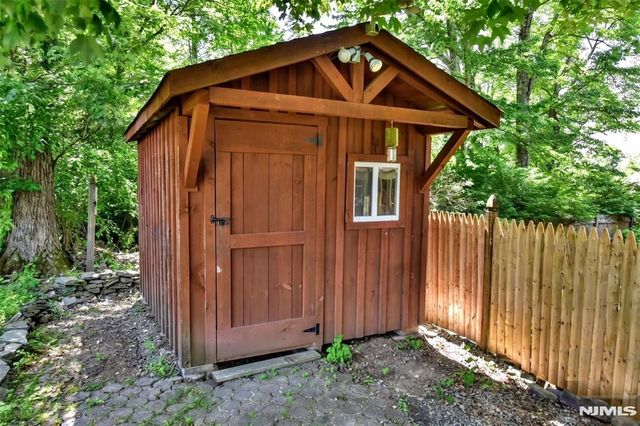 16 Weeden Drive, West Milford, NJ 07480