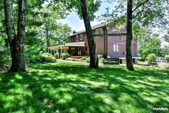 16 Weeden Drive, West Milford, NJ 07480
