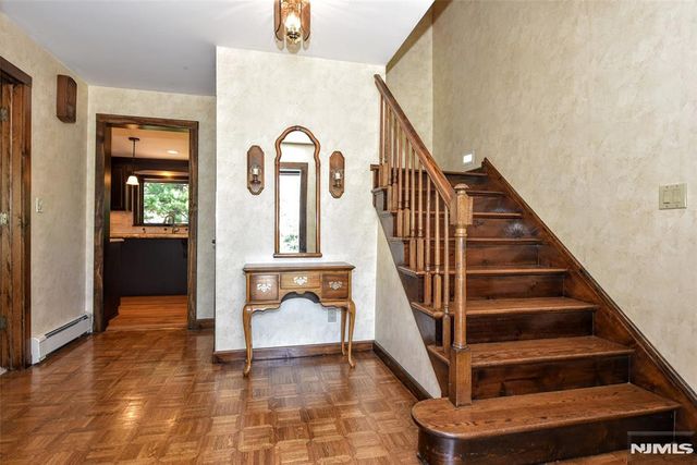 16 Weeden Drive, West Milford, NJ 07480