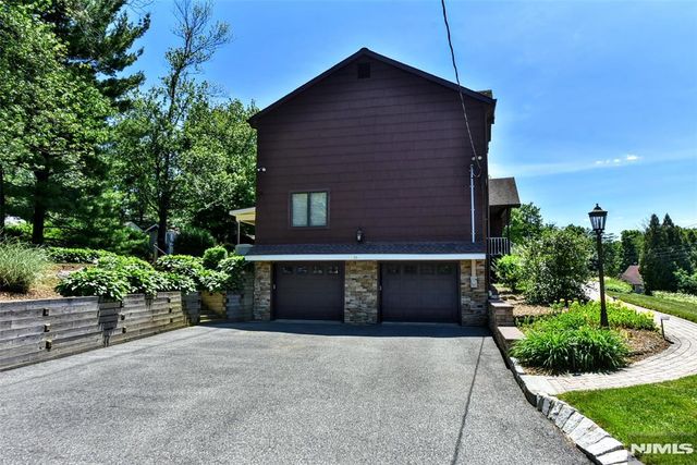 16 Weeden Drive, West Milford, NJ 07480