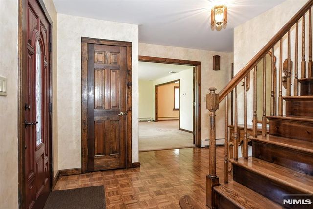 16 Weeden Drive, West Milford, NJ 07480