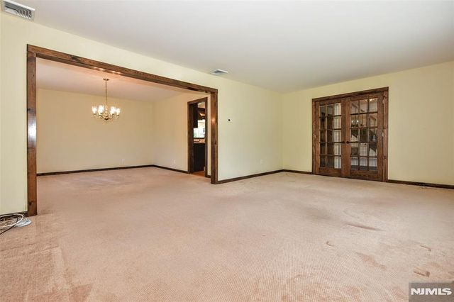 16 Weeden Drive, West Milford, NJ 07480