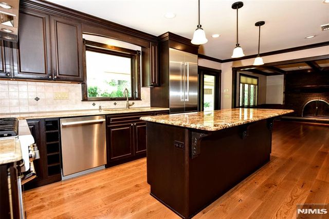 16 Weeden Drive, West Milford, NJ 07480