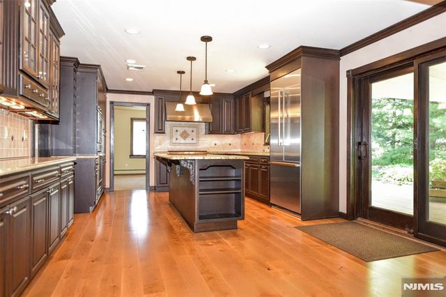 16 Weeden Drive, West Milford, NJ 07480