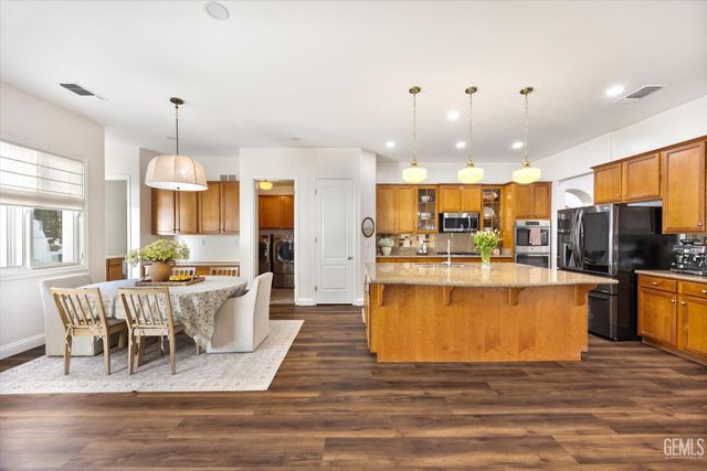 12211 Parkerhill Drive, Bakersfield, CA 93311