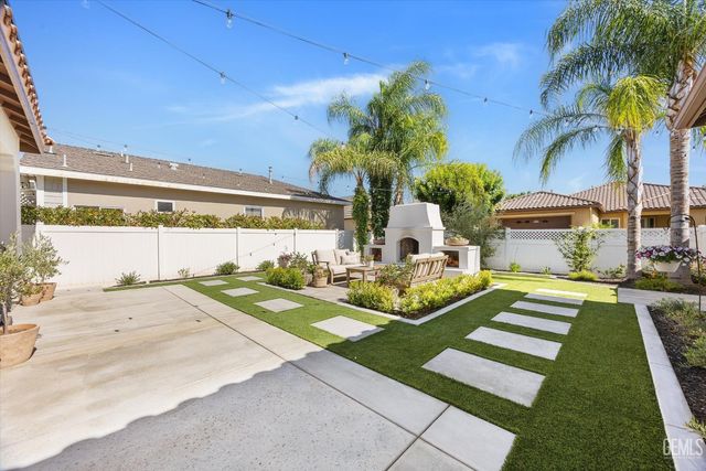 12211 Parkerhill Drive, Bakersfield, CA 93311