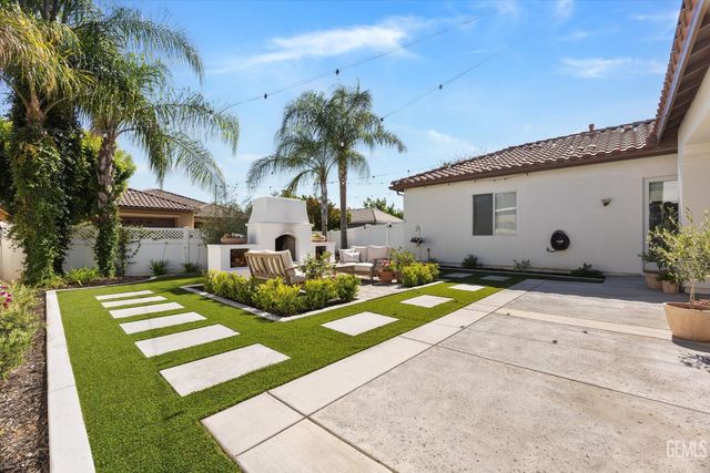 12211 Parkerhill Drive, Bakersfield, CA 93311