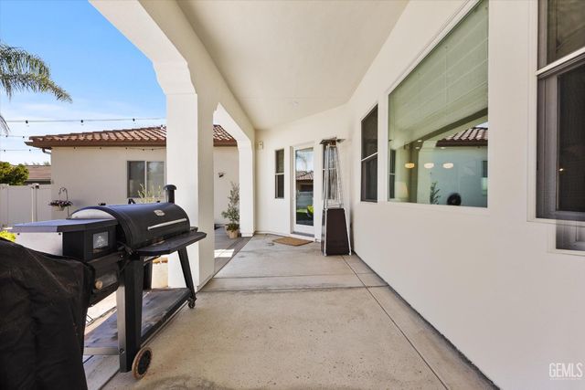 12211 Parkerhill Drive, Bakersfield, CA 93311
