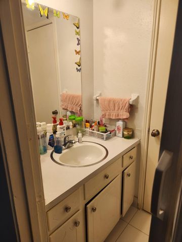 235 W Tri Oaks Lane 235, Houston, TX 77043