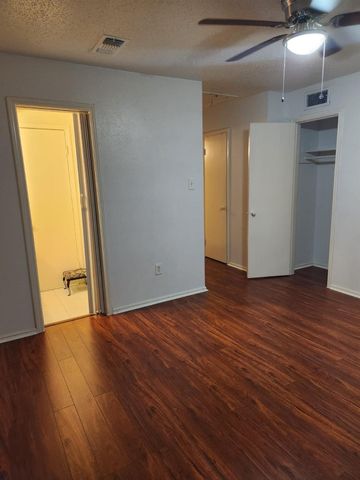 235 W Tri Oaks Lane 235, Houston, TX 77043