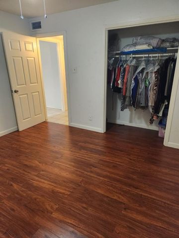 235 W Tri Oaks Lane 235, Houston, TX 77043