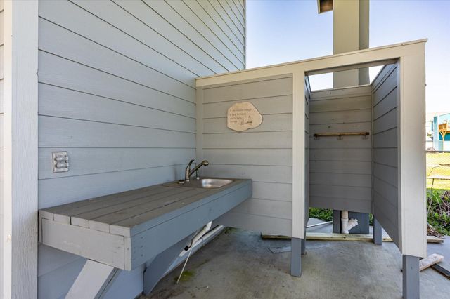 898 Sandollar, Crystal Beach, TX 77650