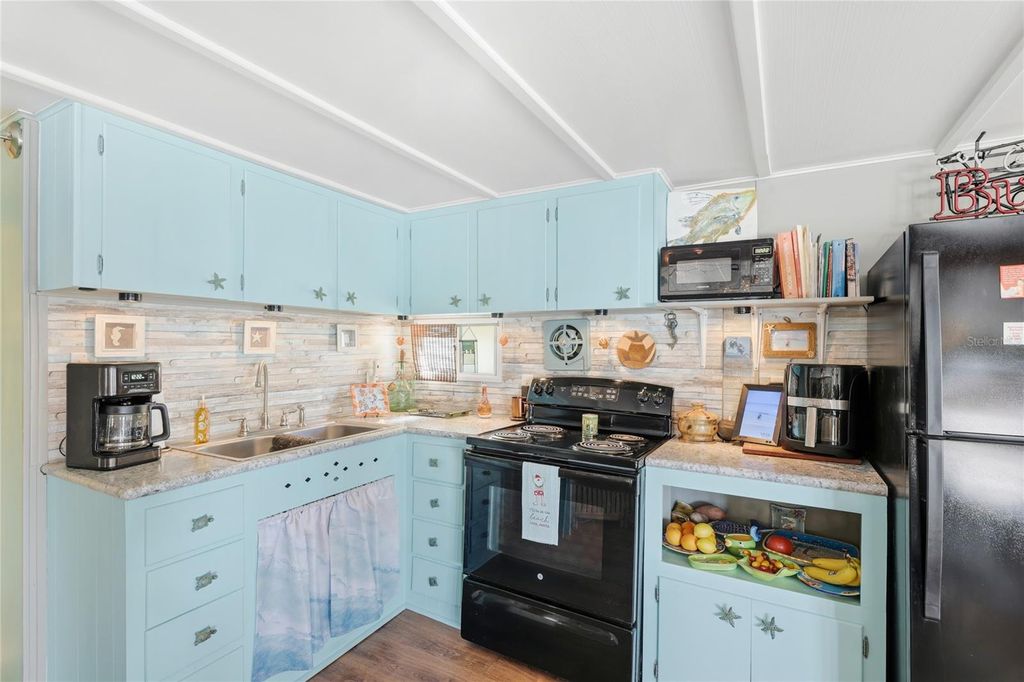 Image 7 of property listing at 10315 CORTEZ ROAD W 14-2, Bradenton, FL 34210