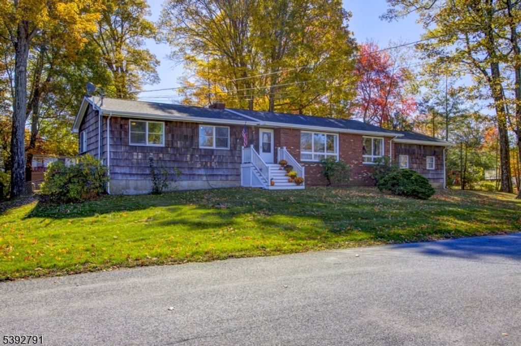 4 Saturn Ct, Vernon Twp., NJ 07422
