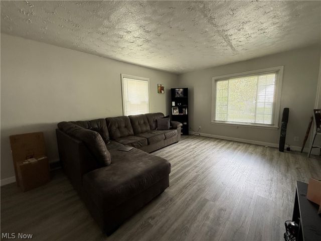 1479 Maplewood Street NE, Warren, OH 44483