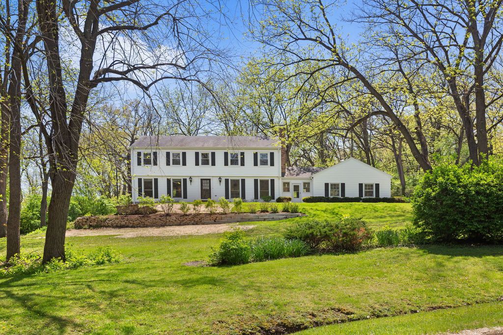 Image 2 of property listing at 1126 Crane Drive, Sleepy Hollow, IL 60118