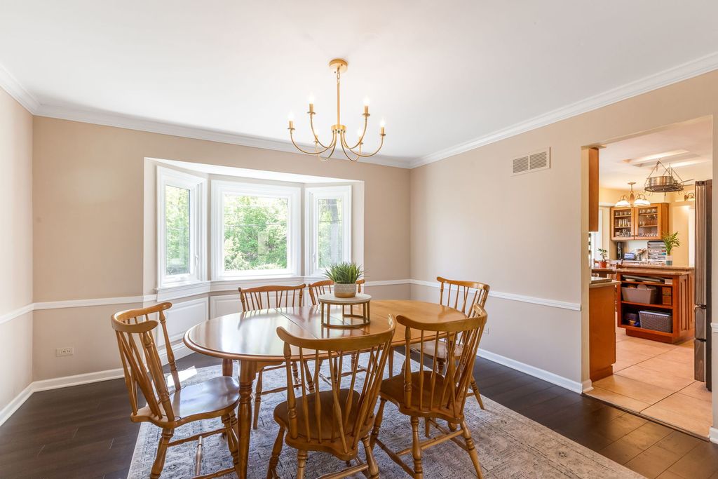 Image 5 of property listing at 1126 Crane Drive, Sleepy Hollow, IL 60118