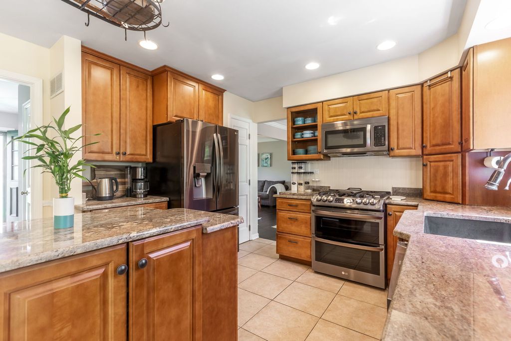Image 7 of property listing at 1126 Crane Drive, Sleepy Hollow, IL 60118