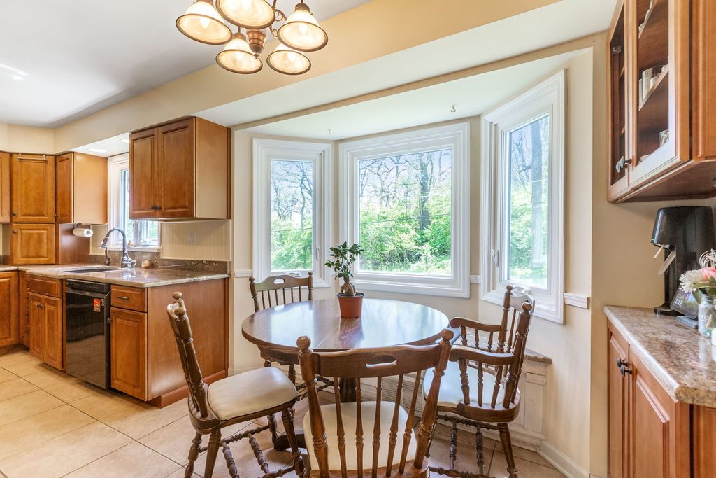Image 8 of property listing at 1126 Crane Drive, Sleepy Hollow, IL 60118