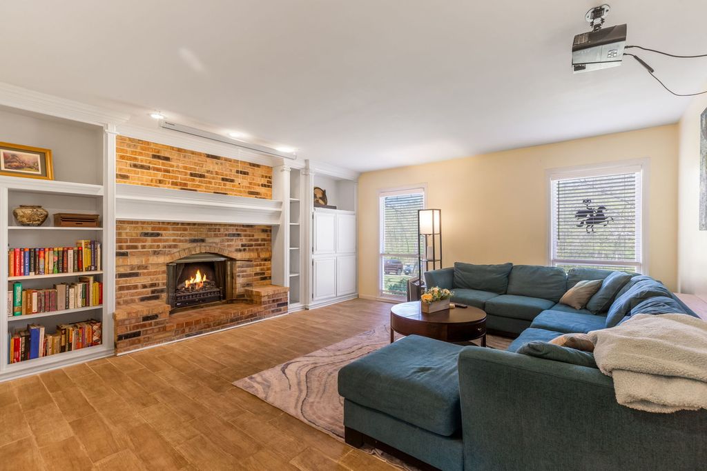 Image 10 of property listing at 1126 Crane Drive, Sleepy Hollow, IL 60118