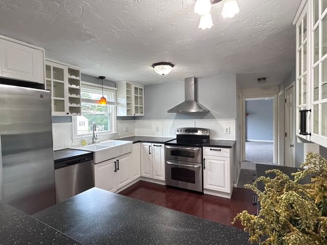42 Edgewood Rd, Southborough, MA 01772