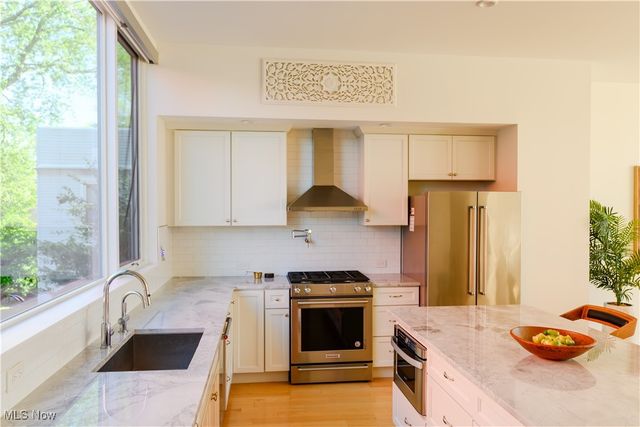 2079 Columbus Road, Cleveland, OH 44113