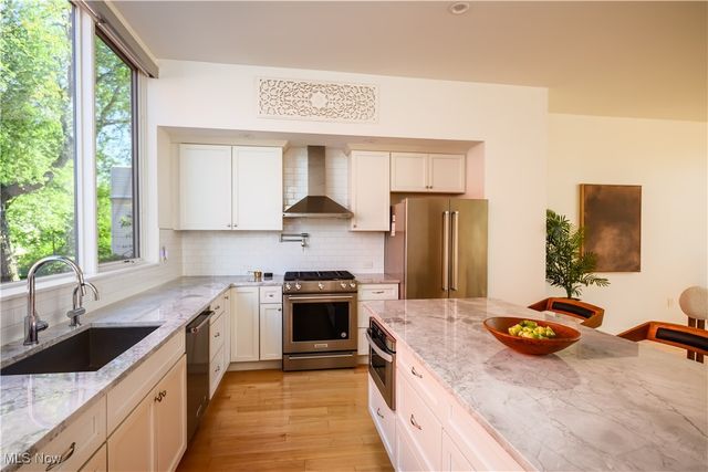 2079 Columbus Road, Cleveland, OH 44113