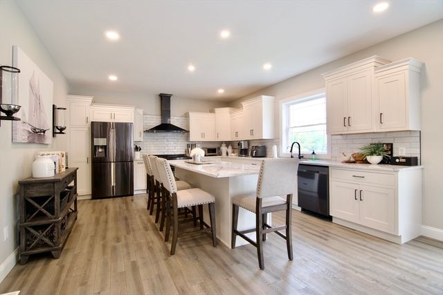 103 Oak Hollow Rd, Springfield, MA 01128
