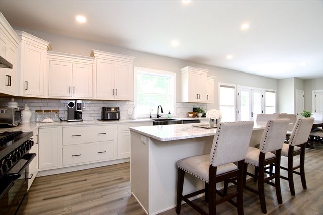 103 Oak Hollow Rd, Springfield, MA 01128
