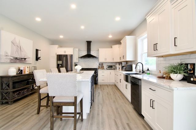 103 Oak Hollow Rd, Springfield, MA 01128