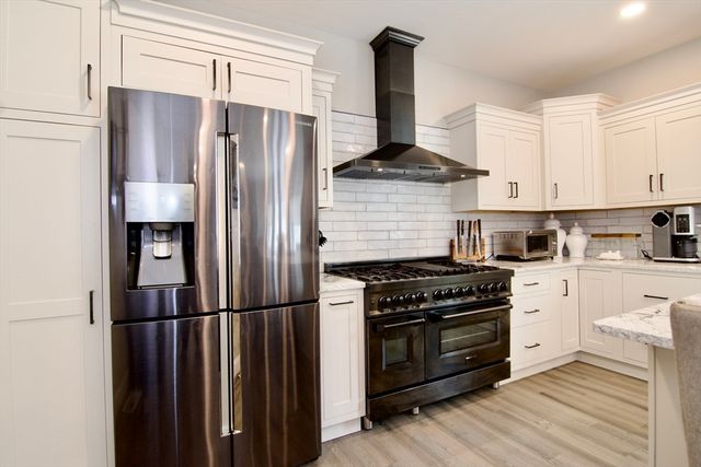 103 Oak Hollow Rd, Springfield, MA 01128