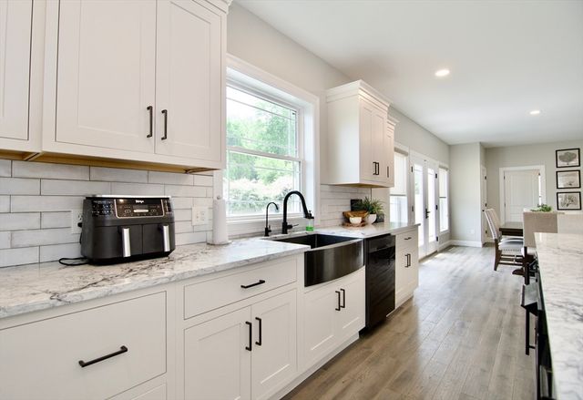 103 Oak Hollow Rd, Springfield, MA 01128