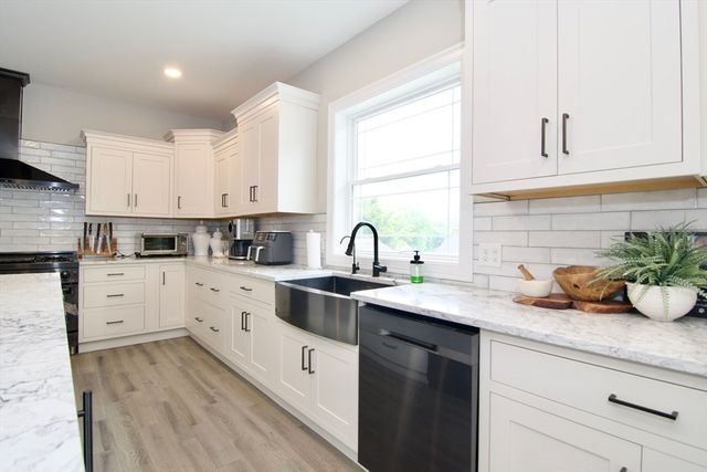 103 Oak Hollow Rd, Springfield, MA 01128