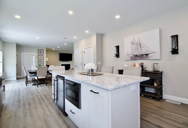 103 Oak Hollow Rd, Springfield, MA 01128