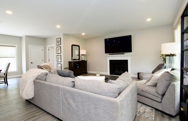 103 Oak Hollow Rd, Springfield, MA 01128