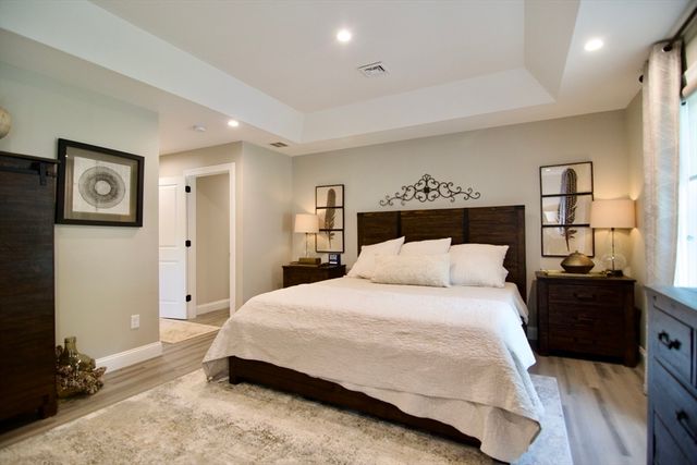 103 Oak Hollow Rd, Springfield, MA 01128