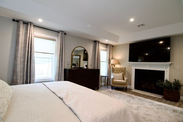 103 Oak Hollow Rd, Springfield, MA 01128