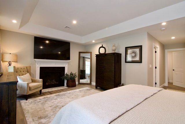 103 Oak Hollow Rd, Springfield, MA 01128