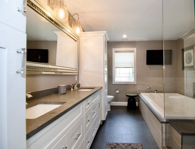 103 Oak Hollow Rd, Springfield, MA 01128