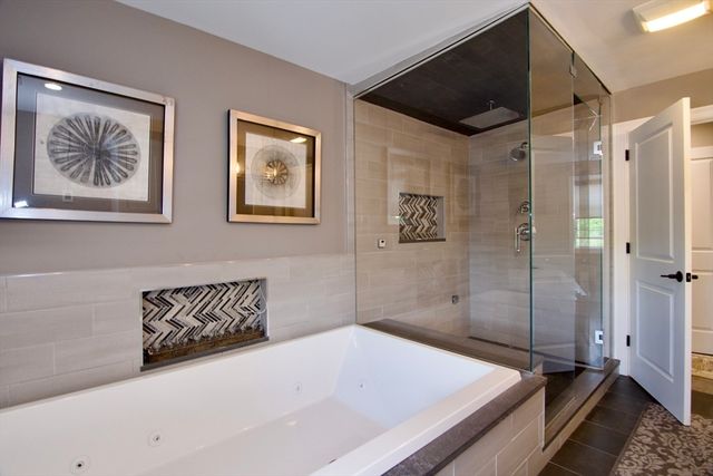 103 Oak Hollow Rd, Springfield, MA 01128